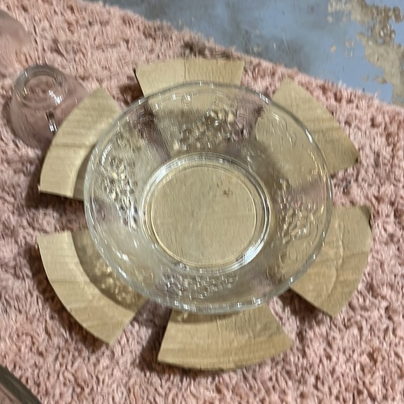 Vintage punch bowls and 12 tea cup style glasses - Picture 3 of 5